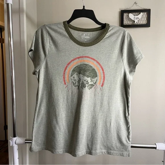 Women’s Green Sonoma XL Graphic Tee with Mountain Design - Picture 1 of 3